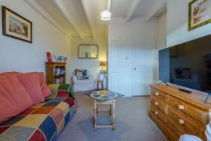 2 Bed in Robin Hoods Bay oc-r100