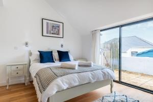 Bright Flat with Estuary Views & Parking Falmouth