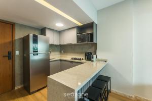 Apto c varanda a passos da praia da Barra TLR0113