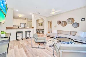 Spacious 2BR Condo with Pool , near Disney!