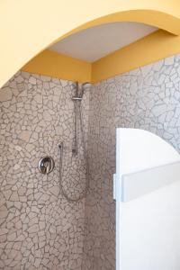 Trilocale a 350 metri dal mare con posto auto e doccia esterna