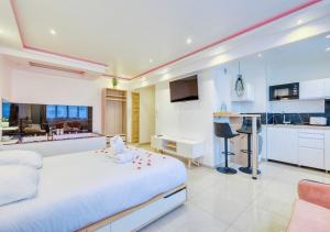 Suite with Jacuzzi & Parking Near CDG Airport