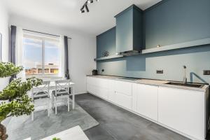 Modern Apartment with Scenic Views & Earthy Vibes by PikHost