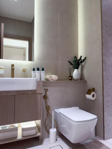 Luxe Apt with Private Balcony Pool