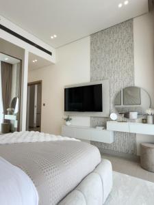 Luxe Apt with Private Balcony Pool