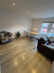 Lovely 2 bed Bedminster flat with parking