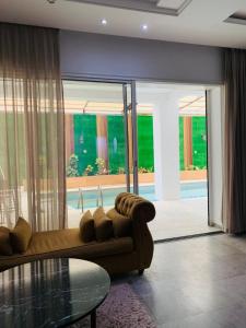 Charmante villa avec piscine à toit ouvrant