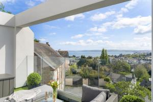 Apartment with Stunning Sea Views Private Parking