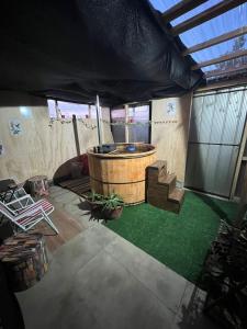 Hospedaje con tinaja para descanso y relajo