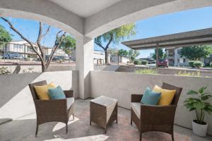 Relaxing North Scottsdale 2BR with Resort Pool Grills & Parking