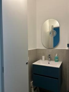 Metro piazza Repubblica, 8 min walk to Central station