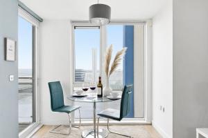 Modern 1 Bedroom Apartment with Balcony - City Centre - Free Parking, Fast WiFi and 50 Smart TV by Yoko Property