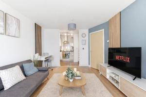 Modern 1 Bedroom Apartment with Balcony - City Centre - Free Parking, Fast WiFi and 50 Smart TV by Yoko Property