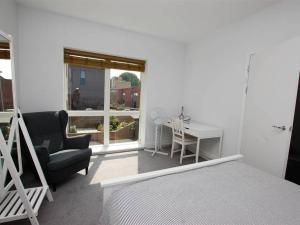 Ensuite Double Bed Room Sunny Spacious with Shared Kitchen