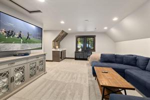 Soak Sizzle Unwind 5BR HotTub GameRm BBQ