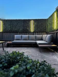 Stylish 3 Bedrooms Home • Private Patio & Parkin