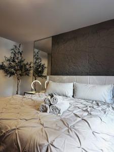 Stylish 3 Bedrooms Home • Private Patio & Parkin