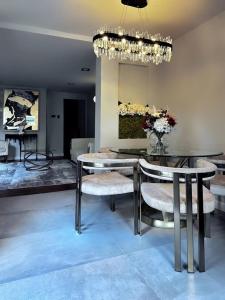 Stylish 3 Bedrooms Home • Private Patio & Parkin