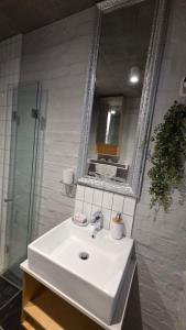 FRESH ATLANTiC OCEAN ViEW STUDiO Halaal