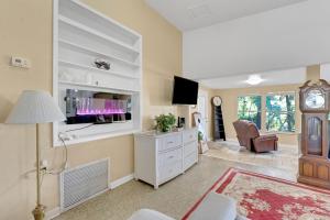 Orlando 3BR | Hot Tub + Parking + Pets