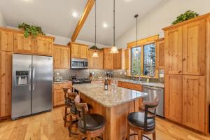 Roots- Downtown Greystone by lake with air conditioning