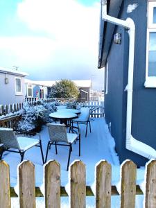 3 Bed Chalet - Sleeps 6 - Pets - Garden - Parking