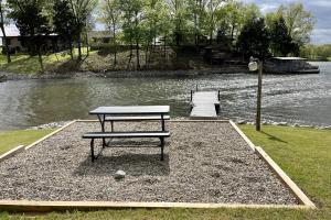 Modern 2BR Lake Suite Dock & Firepit