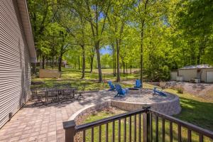 Modern 2BR Lake Suite Dock & Firepit