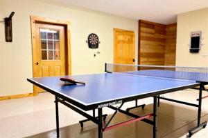 4BR Log Cabin Fireplace, Bar & Game Room
