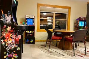 4BR Log Cabin Fireplace, Bar & Game Room