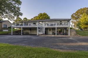 Classic Lakeside Vacation Sleeps 9