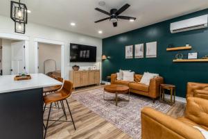 Modern 1BR Downtown Near Stone Face