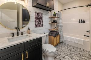 Modern 1BR Downtown Near Stone Face