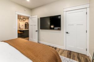 Modern 1BR Downtown Near Stone Face