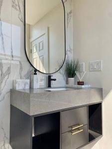 2 Bedrooms • Warm & Historic Stay • Free Parking
