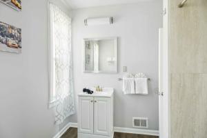 Detroit 3BR Retreat w Wi-Fi + Street Parking