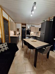 Sud Ardeche joli chalet clim piscine rivière LE CERF Village du serre