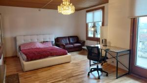 Large room, shared kitchen and bath, near station