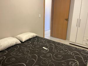 PRAIA DE BOMBAS - Apartamento 3 dormitórios sobre Avenida Principal Leopoldo Zarling