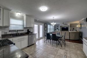 3 Mi to Butler U: Family-Friendly Indy Home