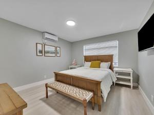 Hollywood Beach 1BR Getaway | WiFi + AC