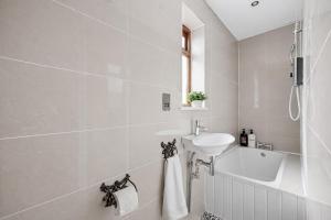 Meadow House with Driveway Parking, Spacious Garden, Fast Wifi and Smart TVs by Yoko Property