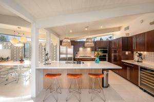 2590 N Avenida Caballeros, Palm Springs CA 92262