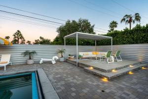 2590 N Avenida Caballeros, Palm Springs CA 92262