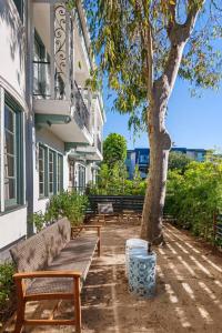 NEW Historic Flat Patio and Walk-to-All Location