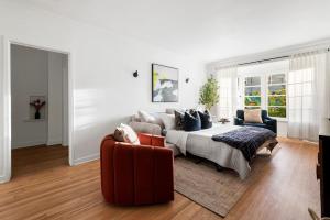 NEW Historic Flat Patio and Walk-to-All Location