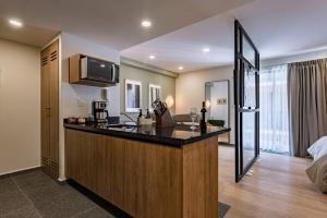 Rooftop Retreat in Roma with Pool and Views