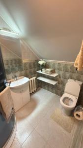 Cozy, modern home with yard near airport &shopping