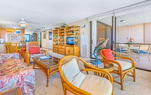 NEW Mahana Resort Spacious and Recently Remodeled Oceanfront 1-Bedroom Villa with Beach Amenities Includes FREE Rental Car MAH-814 by KBM