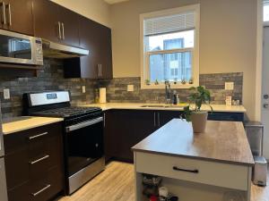 Home Stay - 1Bed with attached Private Bath - 5 min to Airport YYC